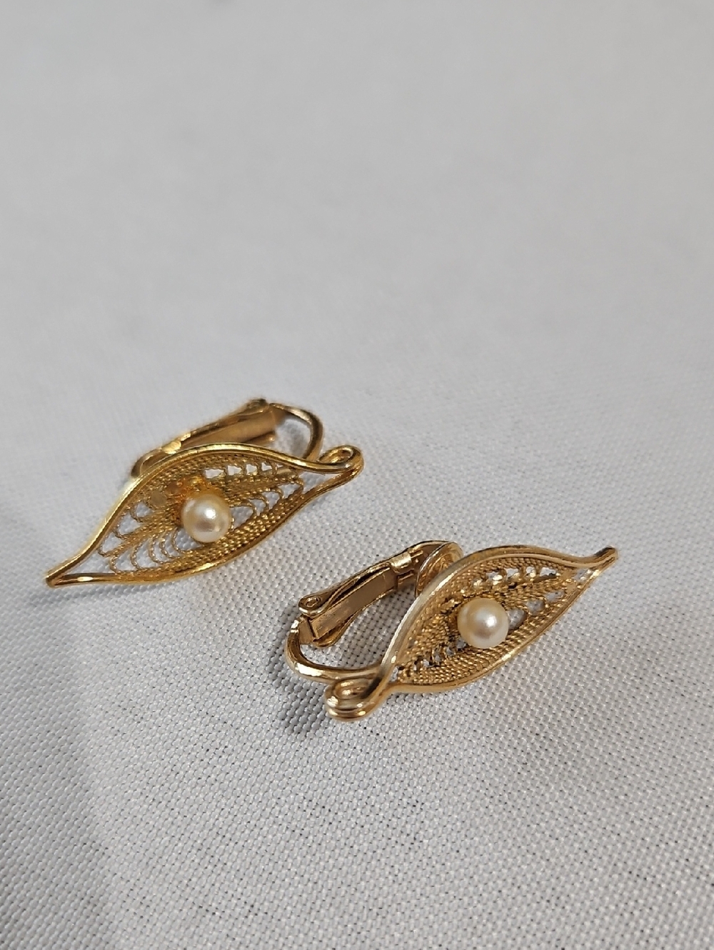 Vintage 1960s Sarah Coventry gold leaf Filigree Faux Pearl Clip-on Earrings - Picture 2 of 3